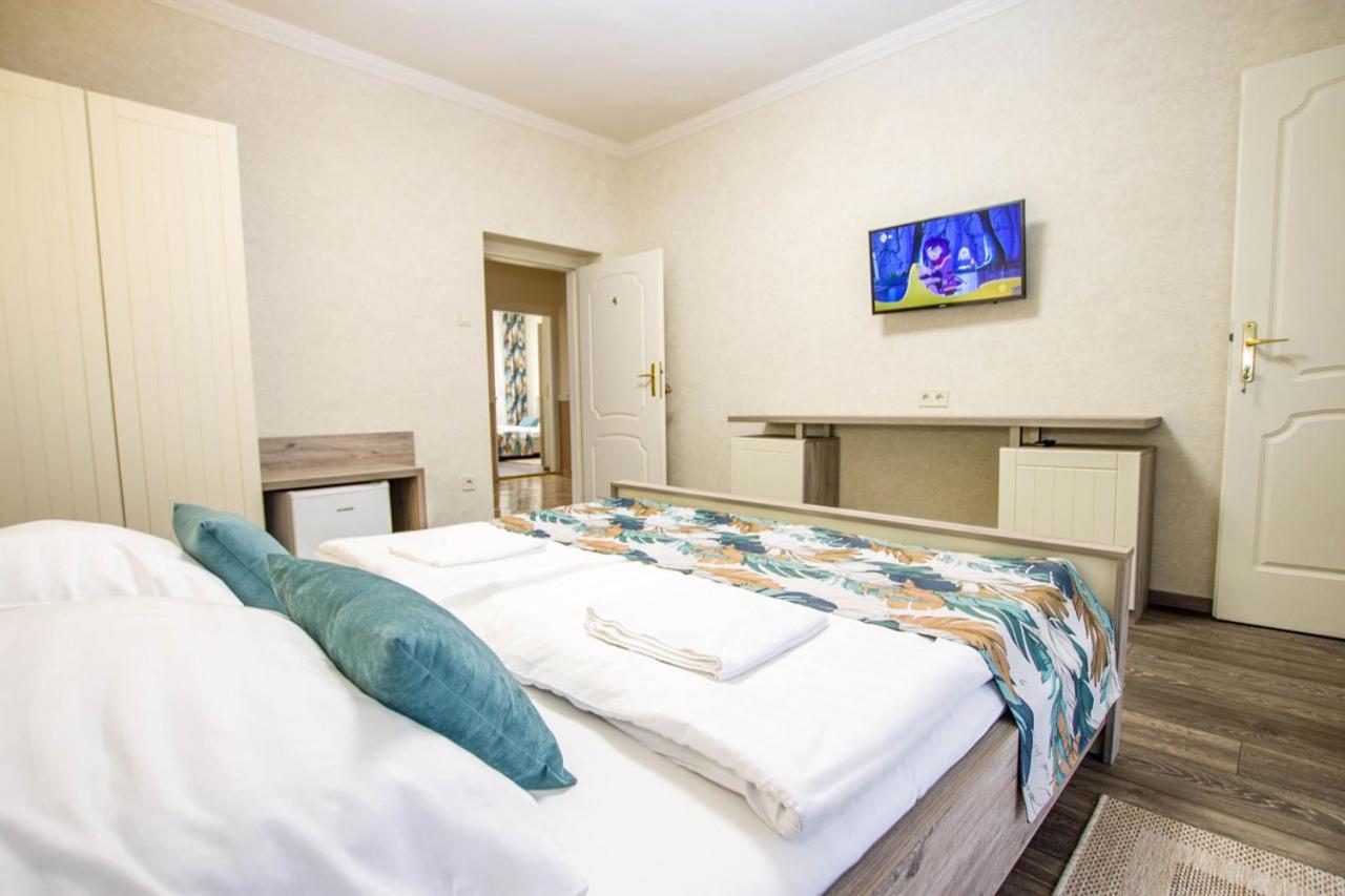 Hotel Jarja Panzio à Hajdúszoboszló Extérieur photo
