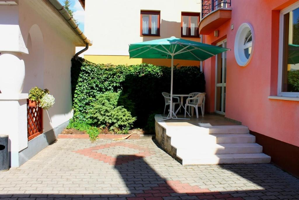 Hotel Jarja Panzio à Hajdúszoboszló Extérieur photo
