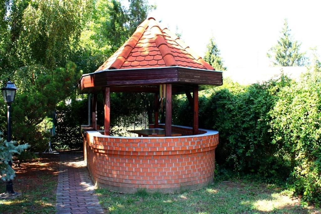 Hotel Jarja Panzio à Hajdúszoboszló Extérieur photo